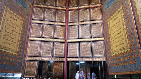 Al Quran Al-Akbar
Pondok Pesantren Al Ihsaniyah Gandus, Palembang
#palembang #wisatareligi #alquran
