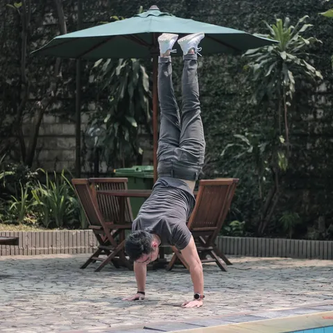 hand.stand.
.
.
.
.
.
#instafit #fitnessmotivation #cardio #shredded #gymlife #fitspiration #fitnes