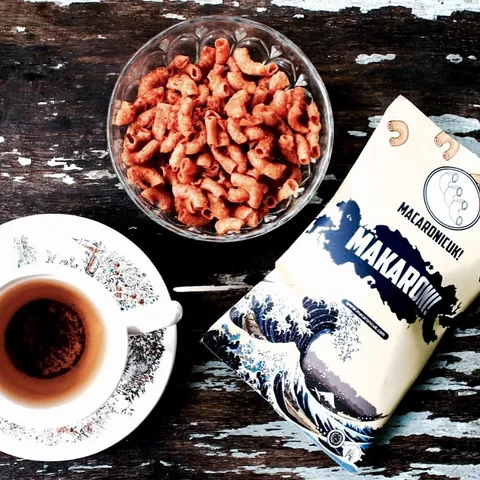 Santai sambil di temani teh dan macaroni menambah nikmat di hati 
Share moment seru kamu bareng Maca