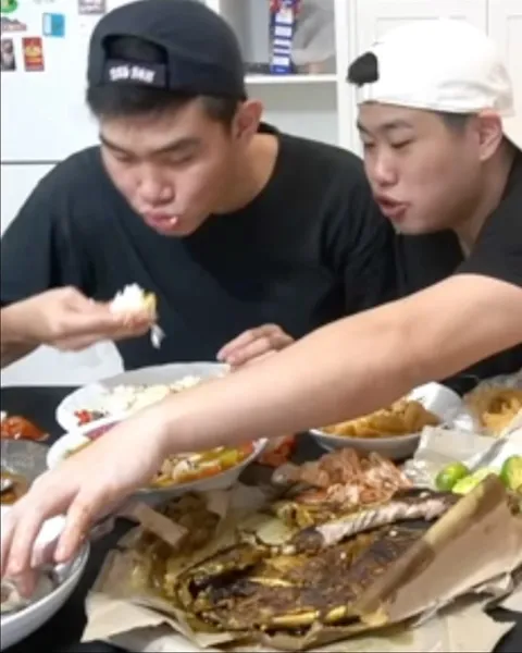 terimakasih ayam sapi babi ikan udang cumi bebek kambing ular yg sudah kami nikmati selama 2020 🤤
2