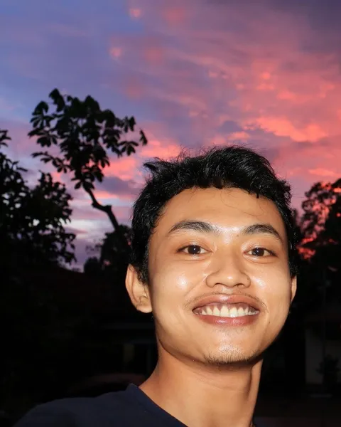 Senyumi wae wes😁,. 
Pancen ora di butuhno tenan to 😆🖕