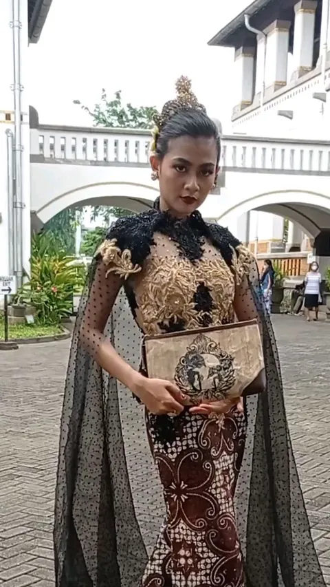 Banana Midrib Clutch by Mlatiwangi
Bag @mlatiwangikatalog
Hand painting @djemarikoe2202
In frame @ka