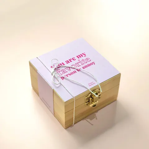 Details of Woode Box 👩🏻🎨:
· 9x9x6 cm high-quality wooden box
· 10 photos + 1 custom text (or 11