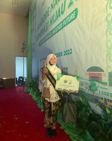 J N G H • Juara 1 Duta Generasi Hijau Indonesia kategori Putri tahun 2022 saat di Kalimantan Timur.