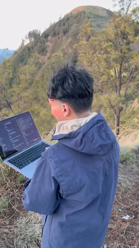 Ngoding Di Bromo
#bromo #bromomountain #bromotenggersemeru #bromoindonesia #programmer #programmers