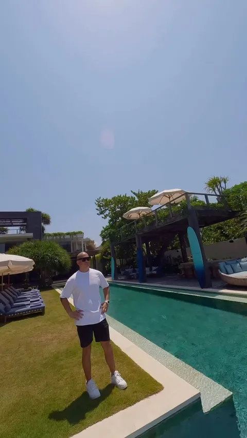 FIVE reasons why I LOVE @nokubeachhouse Bali:

1. Prime Beachfront Location: Noku Beach House sits r