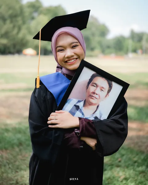 Teruntuk: 

Papa yang sudah tenang di sana, Ibu yang selalu melantunan doa-doa indahnya sebagai peng