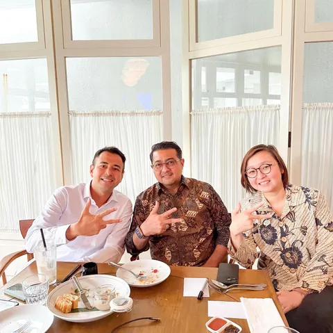 Makan siang sekaligus diskusi dengan Bang Mentri @teukuriefky dan Mba Wamen @irene.umar Kementrian e