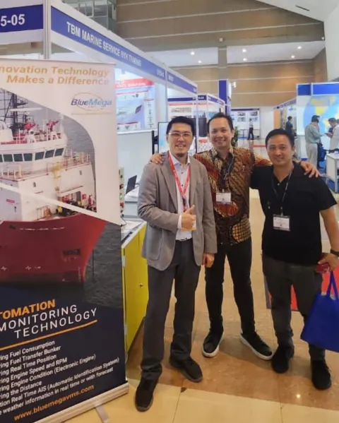 Visiting our friend Lukie’s booth at JCC Kemayoran! Supporting and uplifting one another! Always a b