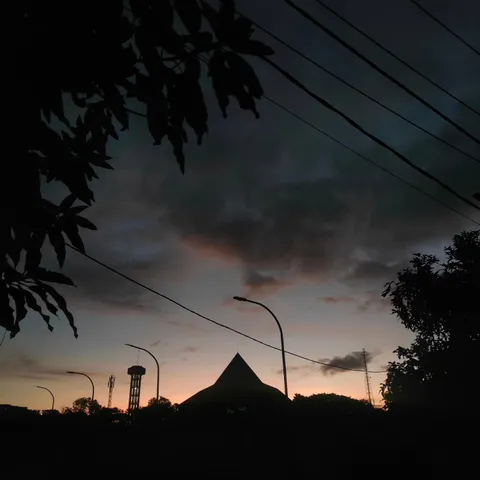 4.23

"apakah aku mencintai Tuhan...
atau hanya mencintai rasa aman yang kusebut iman?"
~•
