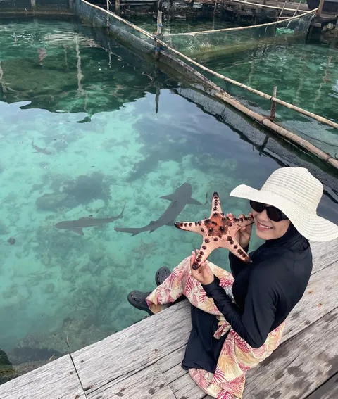 Akhirnya, bisa menatap langsung keindahan laut Karimun Jawa.
Laut yang aku lihat di televisi ketika