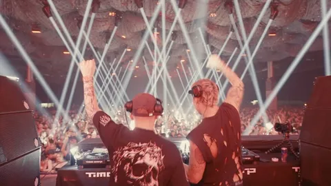 OLDSCHOOL HARDGROOVE B2B W MASTER @klangkuenstler 🔊🔊🔊
@time_warp_official @time_warp_spain 

Driv