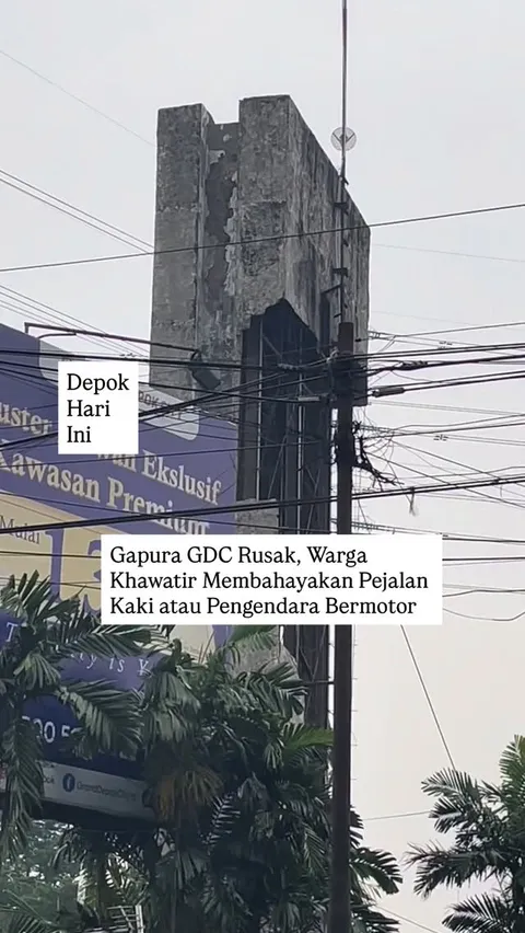 Salah satu tiang gapura di Grand Depok City (GDC) tampak rusak dan terbengkalai. Kondisinya kini ter