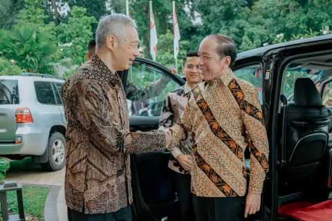 Pagi ini di Singapura, saya bertemu dengan Senior Minister Singapura, Lee Hsien Loong. 

Kami berbin