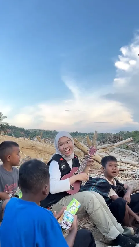 Sore di Desa Sekumur Aceh indah sekali bersama adik-adik hebat ini. Yang tidak indah hanyalah pemand