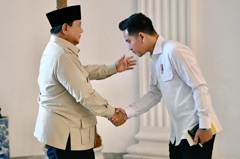 Mendampingi Presiden Prabowo Subianto dalam Sidang Kabinet Paripurna di Istana Negara, Jakarta, Juma