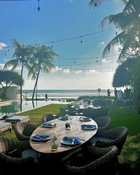 From fresh morning breakfasts to sunset dinners by the shore, beachfront dining at Noku Beach House