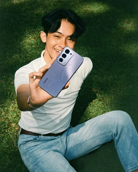 Bold energy, blooming attitude
realme C100 Series segera hadir dengan Blooming Design yang berubah