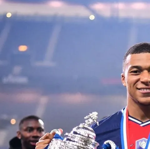 2M likes, 6,314 comments - k.mbappe on May 19, 2021: "Un nouveau trophée 🏆.
On travaille tous les