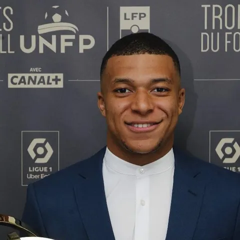 2M likes, 6,836 comments - k.mbappe on May 23, 2021: "👑🏅🏆...
Un nouveau trophée mais toujours l