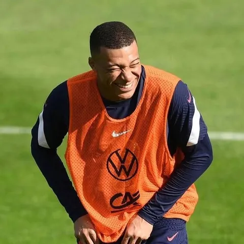 1M likes, 4,551 comments - k.mbappe on May 27, 2021: "😆🇫🇷...".