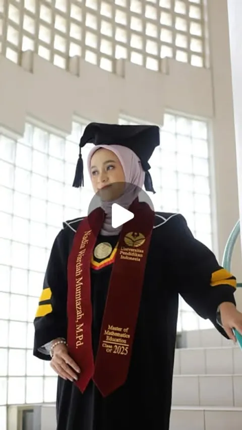 59K likes, 314 comments - wardahmzsy on February 24, 2025: "momen mindahin tali topi wisuda sendiri