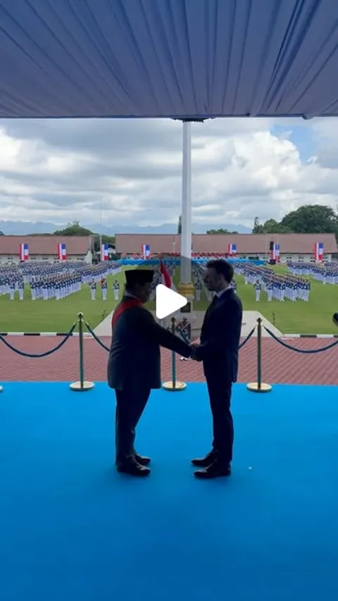 382K likes, 2,898 comments - emmanuelmacron on May 29, 2025: "🇮🇩🇫🇷".