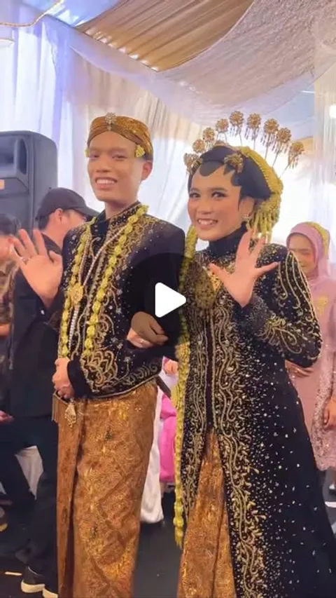 118 likes, 4 comments - satutujuan.idn on August 4, 2025: "The wedding of Rara & Akbar🕊️
Officially