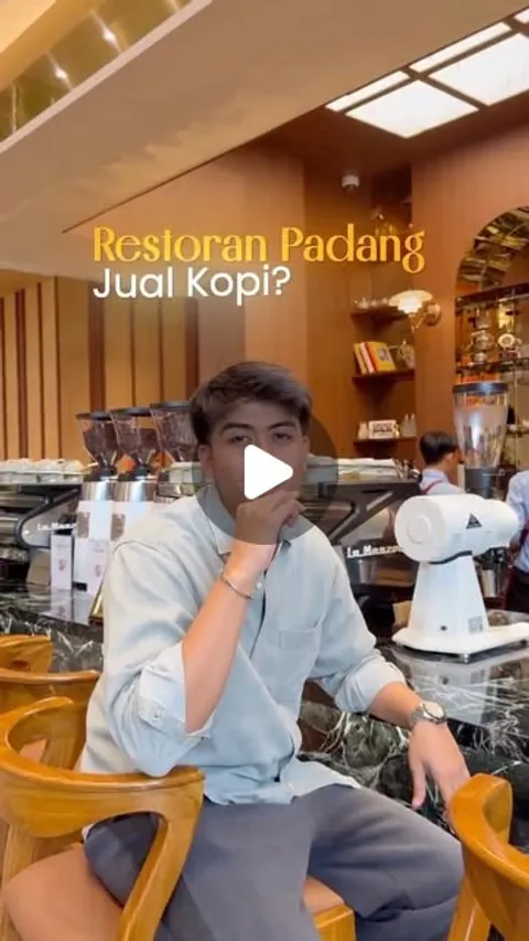 Pada video ini, kita mengikuti pertandingan latte art di Restoran Padang yang terkenal dengan barist