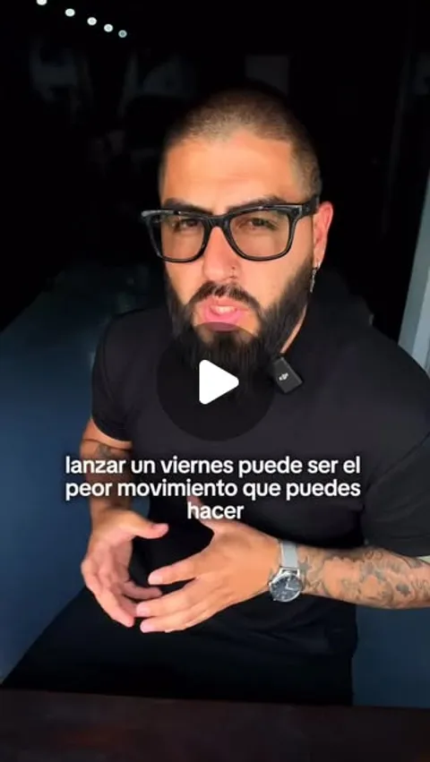 261 likes, 10 comments - johngonzalez.co on April 12, 2026: "Todo el mundo lanza el viernes. Y por e