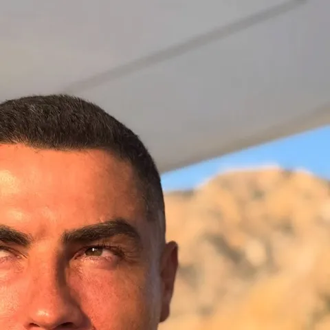 15M likes, 235K comments - cristiano on July 29, 2026: "Cuando te vuelves hacia la luz del sol, las