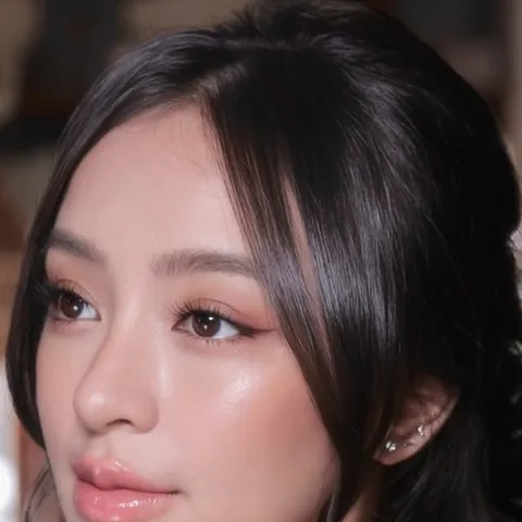 124K likes, 1,361 comments - aamandazahra on September 6, 2026: "as EoN πͺ·
makeup @bynaqyara
hair @