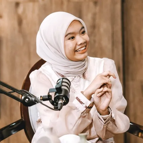 azzahraputrisanti_ profile